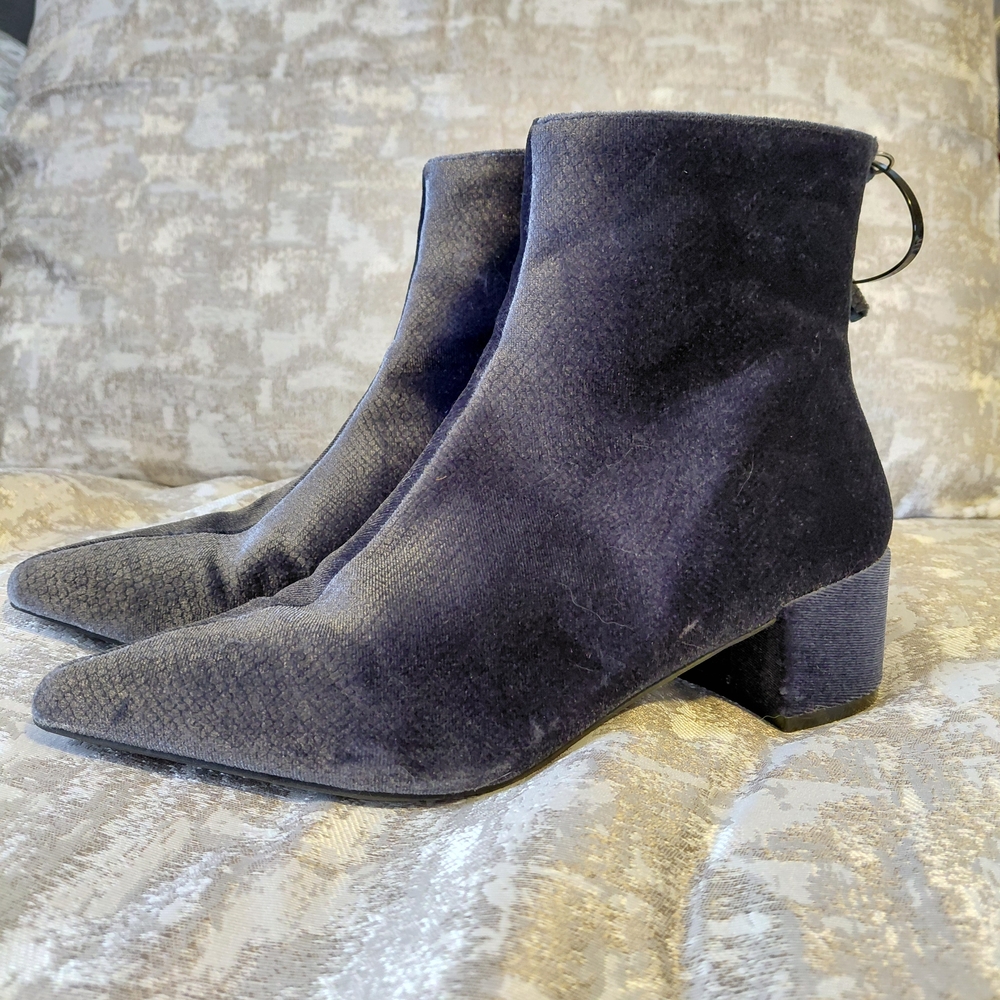 Elegant Velvet Ankle Boots in Dark Blue